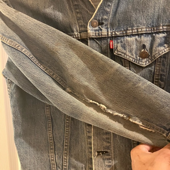 Vintage early to mid 70s Levi’s/Ford denim trucker jacket,with natural distress - Picture 8 of 14